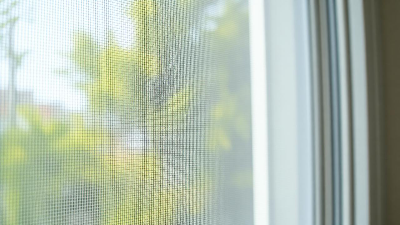 Moustiquaire fine sur fenêtre PVC blanche