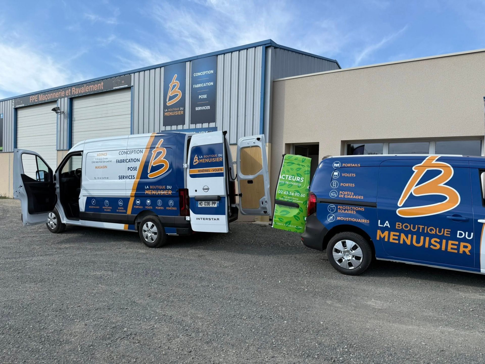Véhicules La Boutique du Menuisier devant l'agence en Sarthe
